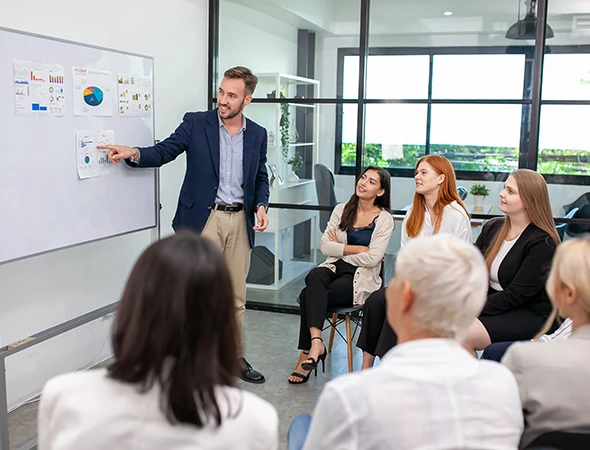 A coach leading a seminar on positive thinking, self-belief, and mental resilience for a group in Chicago.
